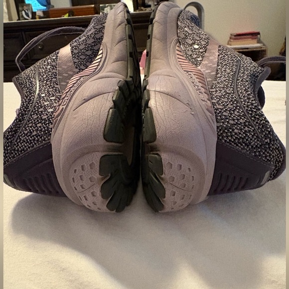 Brooks Adrenaline GTS
21 Women's
Ombre/Lavender/Metallic Sz 6 - Picture 9 of 16